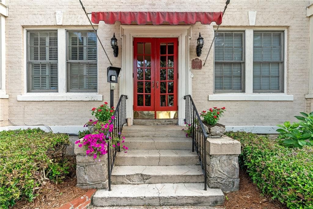 2 bedroom, 1 bathroom, 1,151 sq ft condominium for sale at 2214 Peachtree Road A5, Atlanta, GA 30309 — photo 1 of 28