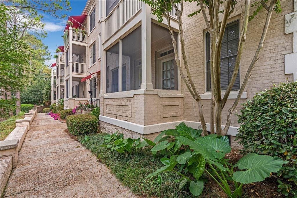 2 bedroom, 1 bathroom, 1,151 sq ft condominium for sale at 2214 Peachtree Road A5, Atlanta, GA 30309 — photo 2