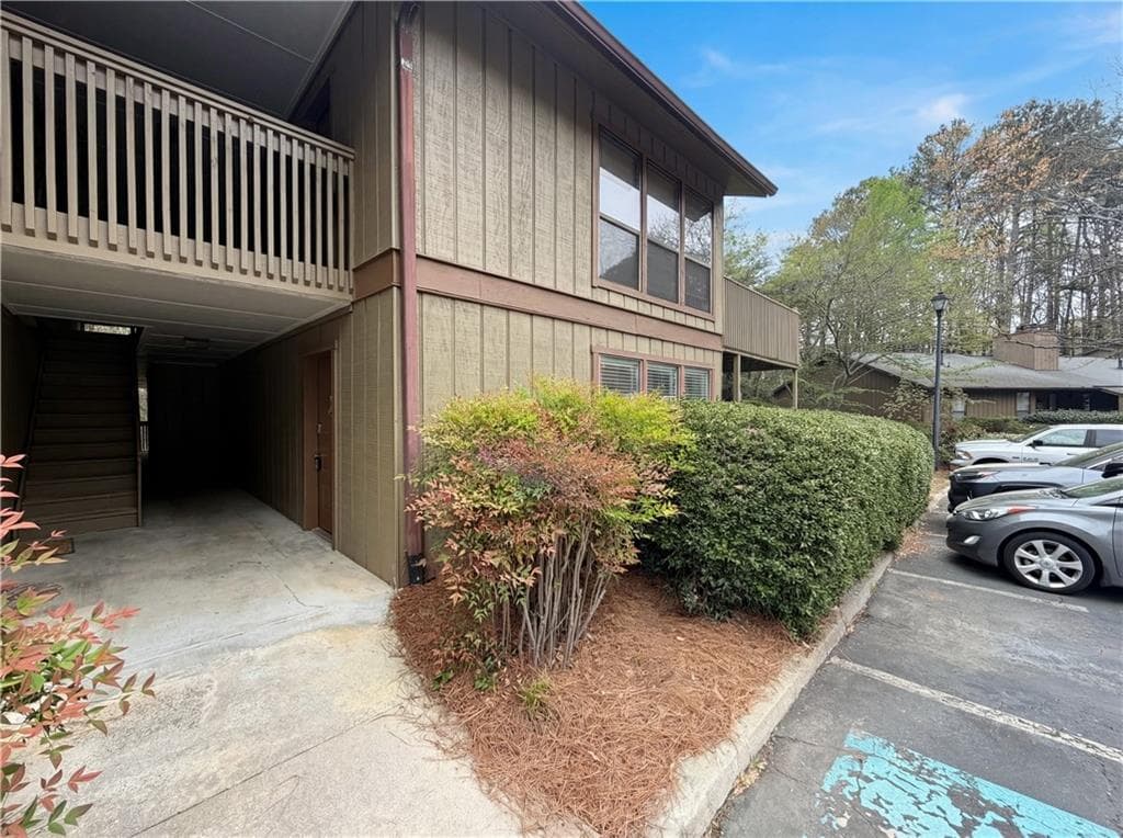 1 bedroom, 1 bathroom, 1,002 sq ft condominium for sale at 1013 Dunbar Drive, Atlanta, GA 30338