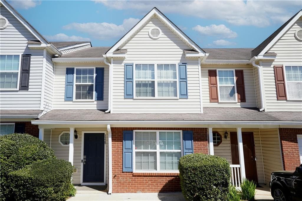4 bedroom, 3 bathroom, 1,836 sq ft townhouse under contract at 5338 Creekview Lane, Morrow, GA 30260 — photo 2