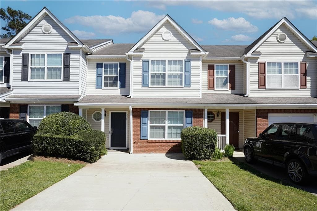 4 bedroom, 3 bathroom, 1,836 sq ft townhouse under contract at 5338 Creekview Lane, Morrow, GA 30260 — photo 3