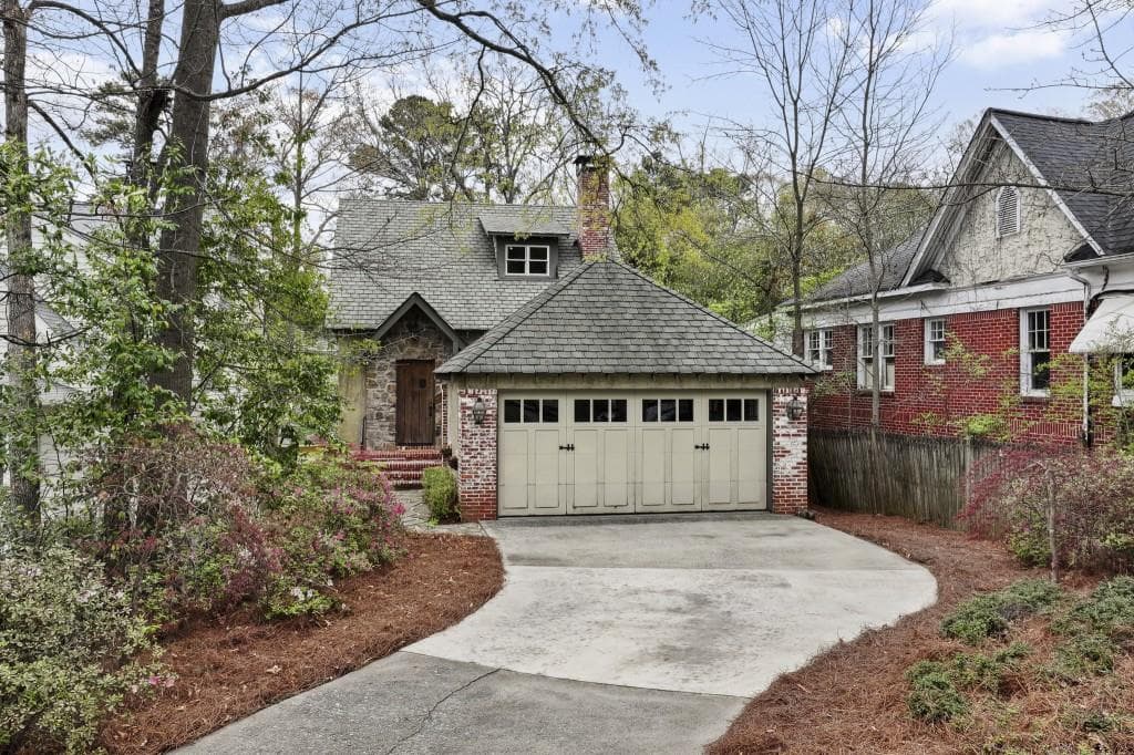 4 bedroom, 4 bathroom, 4,100 sq ft single family residence sold at 10 East Drive, Atlanta, GA 30305