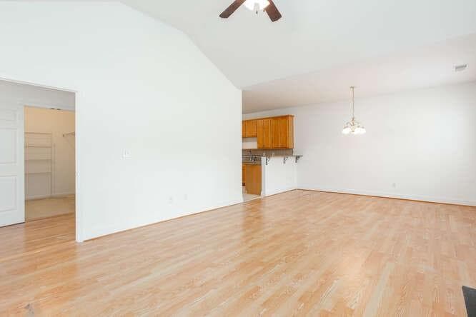 2 bedroom, 2 bathroom, 1,500 sq ft condominium for sale at 3402 Raes Creek Road 27, Marietta, GA 30008 — photo 6