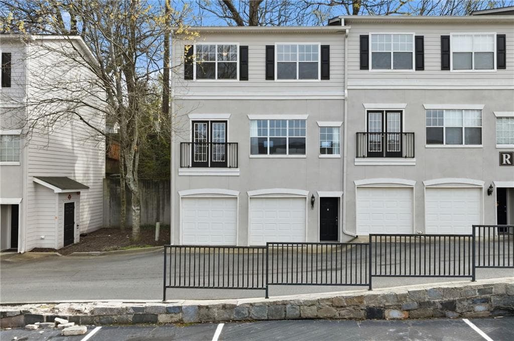 2 bedroom, 3 bathroom, 1,266 sq ft townhouse sold at 1150 Collier Road 1R, Atlanta, GA 30318