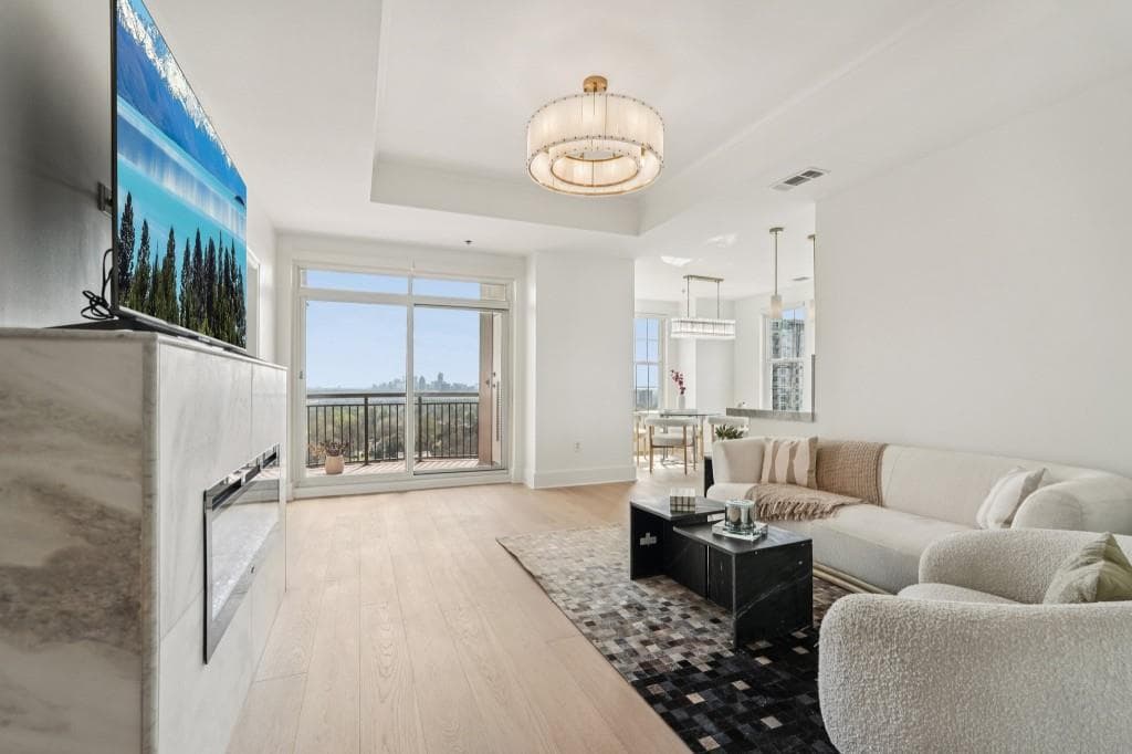 2 bedroom, 2 bathroom, 1,417 sq ft condominium sold at 325 E Paces Ferry Road 1608, Atlanta, GA 30305