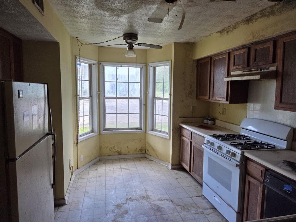 2 bedroom, 2 bathroom, 1,238 sq ft condominium for sale at 9460 Cypress Lane, Jonesboro, GA 30238 — photo 2