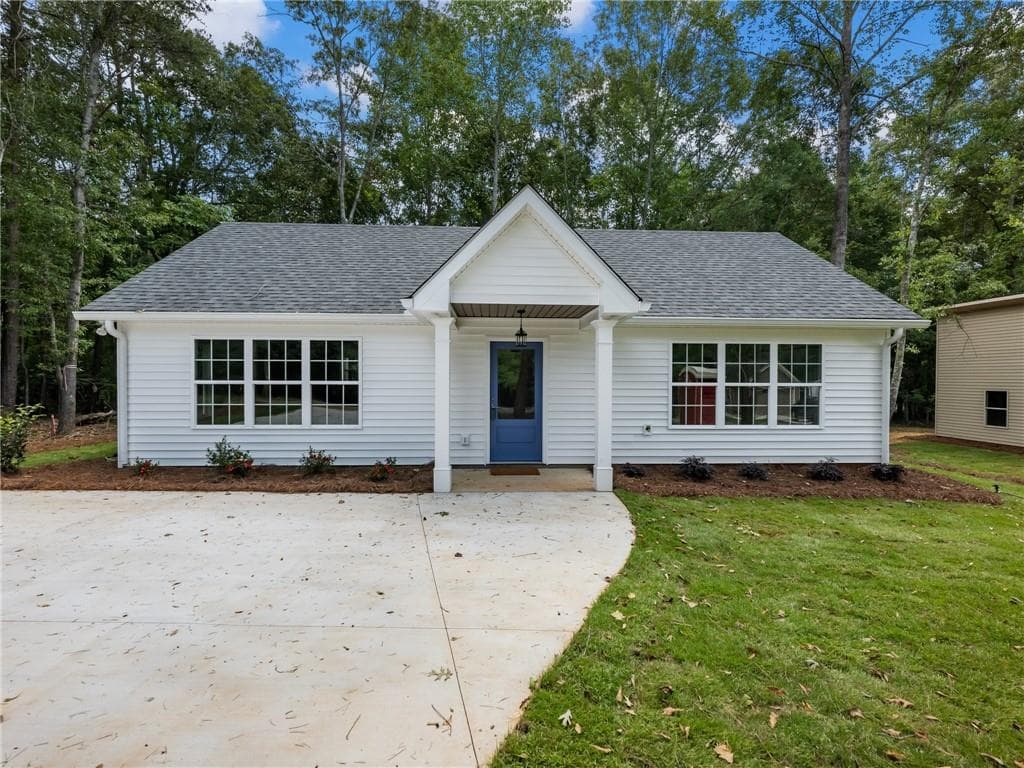 2 bedroom, 2 bathroom, 1,008 sq ft single family residence for sale at 8079 Beachwood Drive, Murrayville, GA 30564