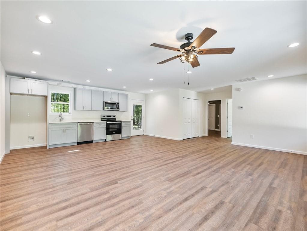 2 bedroom, 2 bathroom, 1,008 sq ft single family residence for sale at 8079 Beachwood Drive, Murrayville, GA 30564 — photo 4