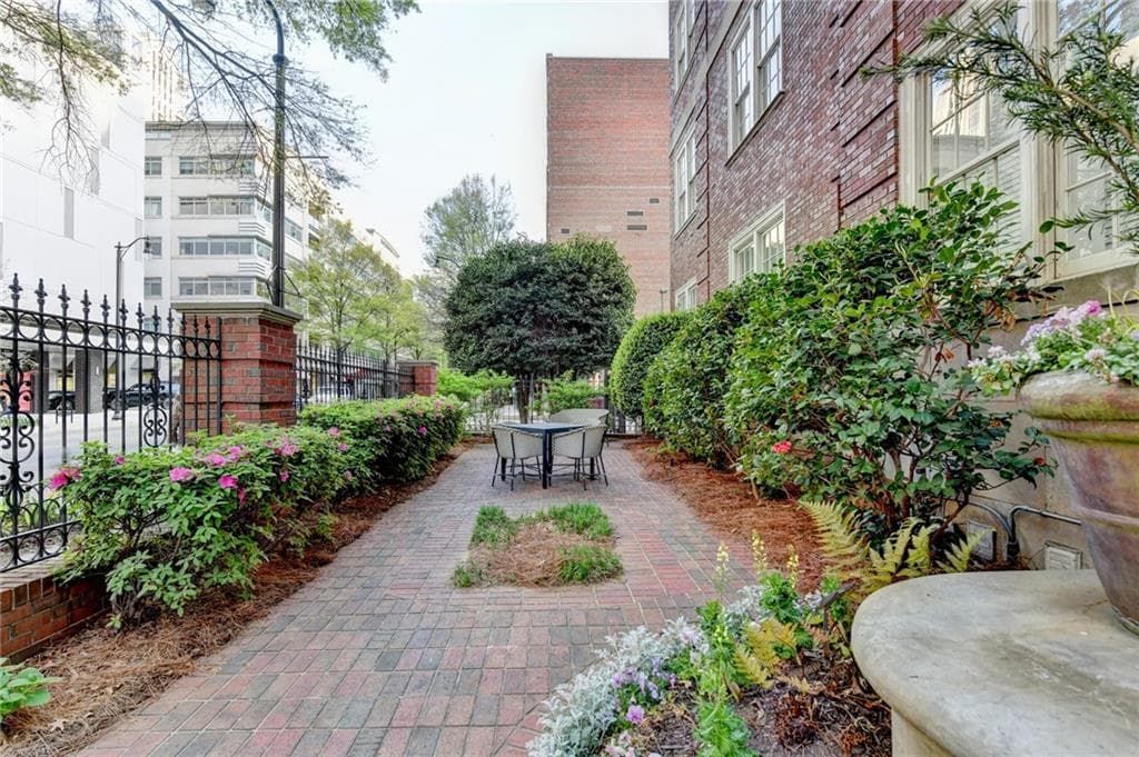 1 bedroom, 1 bathroom, 899 sq ft condominium for sale at 800 Peachtree Street 505, Atlanta, GA 30308 — photo 2