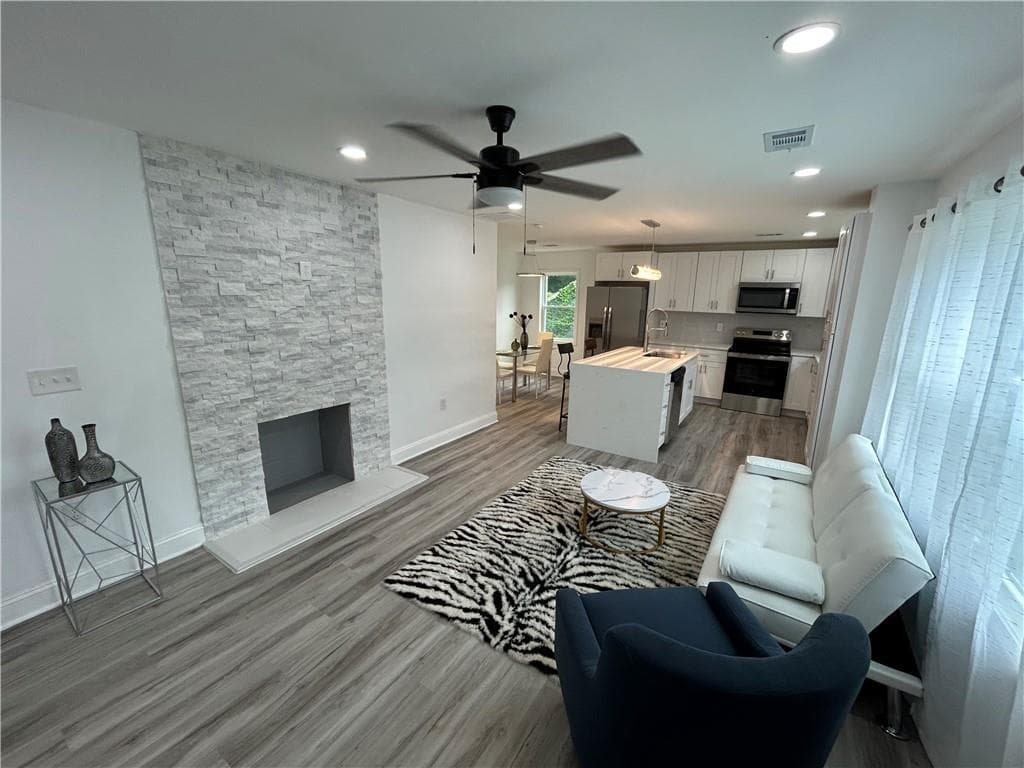 3 bedroom, 2 bathroom, 1,115 sq ft single family residence under contract at 876 Pinehurst Terrace, Atlanta, GA 30310 — photo 2