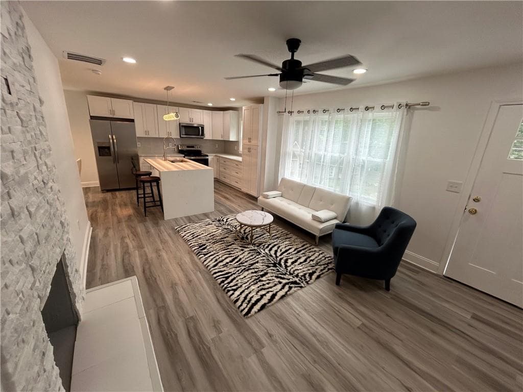 3 bedroom, 2 bathroom, 1,115 sq ft single family residence under contract at 876 Pinehurst Terrace, Atlanta, GA 30310 — photo 3