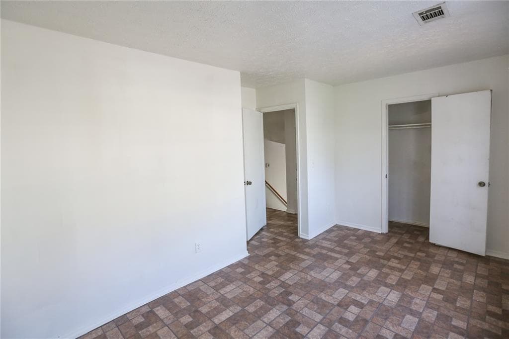 3 bedroom, 2 bathroom, 1,277 sq ft single family residence for sale at 2816 Knollberry Lane, Decatur, GA 30034 — photo 2