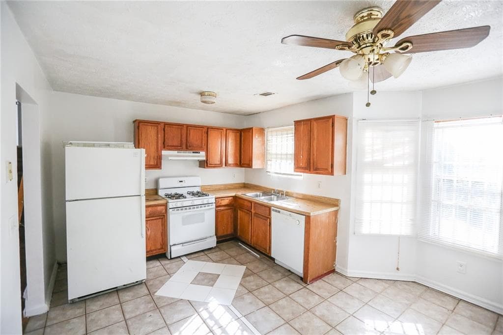3 bedroom, 2 bathroom, 1,277 sq ft single family residence for sale at 2816 Knollberry Lane, Decatur, GA 30034 — photo 3