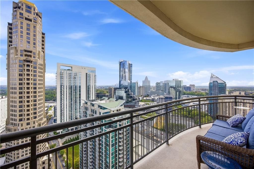 1 bedroom, 1 bathroom, 1,303 sq ft condominium sold at 3445 Stratford Road 3408, Atlanta, GA 30326
