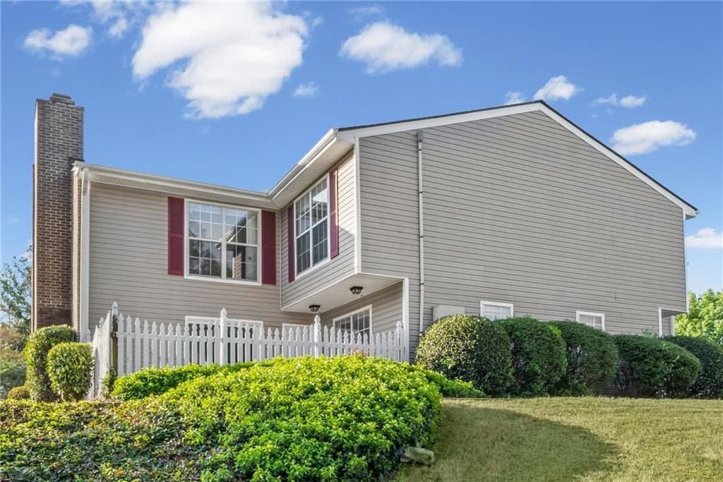 2 bedroom, 2 bathroom, 1,170 sq ft condominium for sale at 549 Summit Lane, Marietta, GA 30008 — photo 2