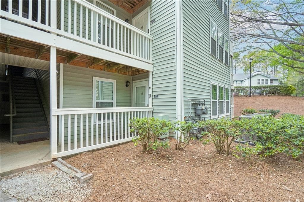 2 bedroom, 2 bathroom, 1,150 sq ft condominium for sale at 2071 Brian Way, Decatur, GA 30033 — photo 1 of 28