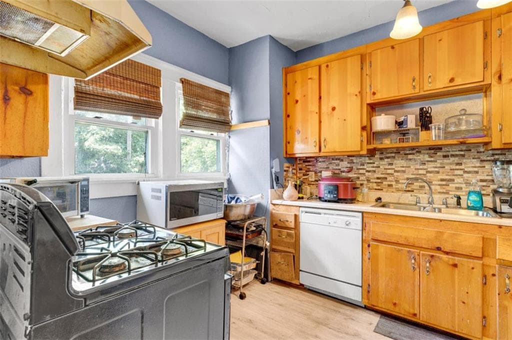 3 bedroom, 2 bathroom, 1,770 sq ft single family residence under contract at 943 Washington Place, Atlanta, GA 30314 — photo 9