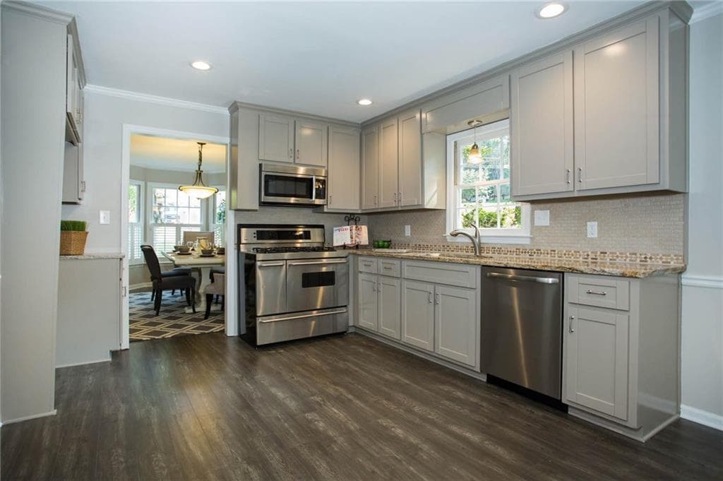 5 bedroom, 4 bathroom, 2,570 sq ft single family residence under contract at 2418 Stockton Drive, Marietta, GA 30066 — photo 3