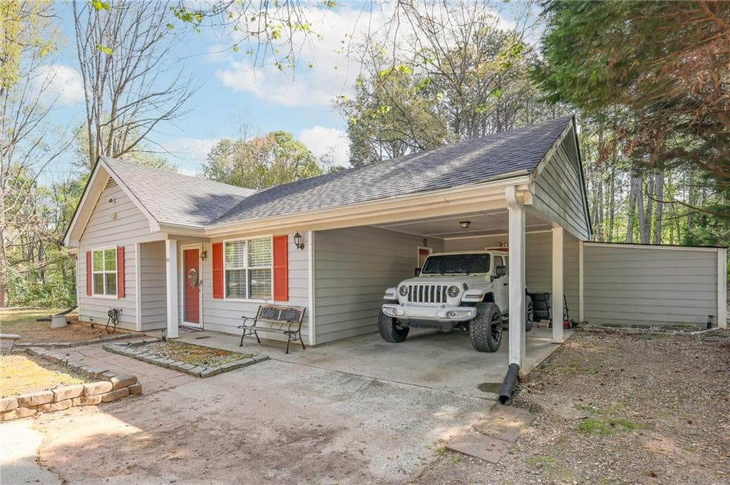 3 bedroom, 2 bathroom, 1,039 sq ft single family residence under contract at 211 Brooks Lane, Winder, GA 30680 — photo 4