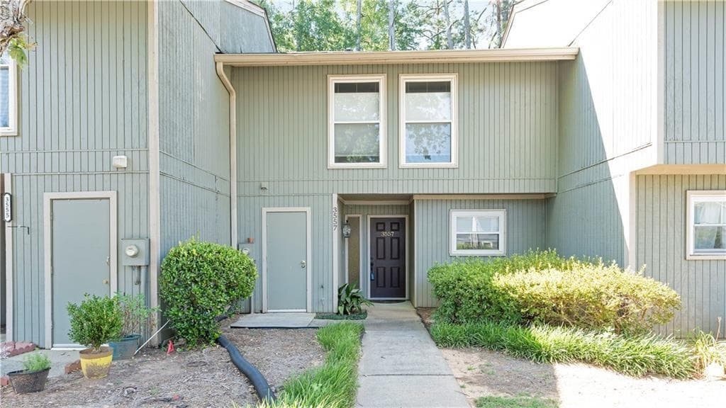 3 bedroom, 3 bathroom, 1,492 sq ft townhouse for sale at 3557 Splinterwood Road, Peachtree Corners, GA 30092
