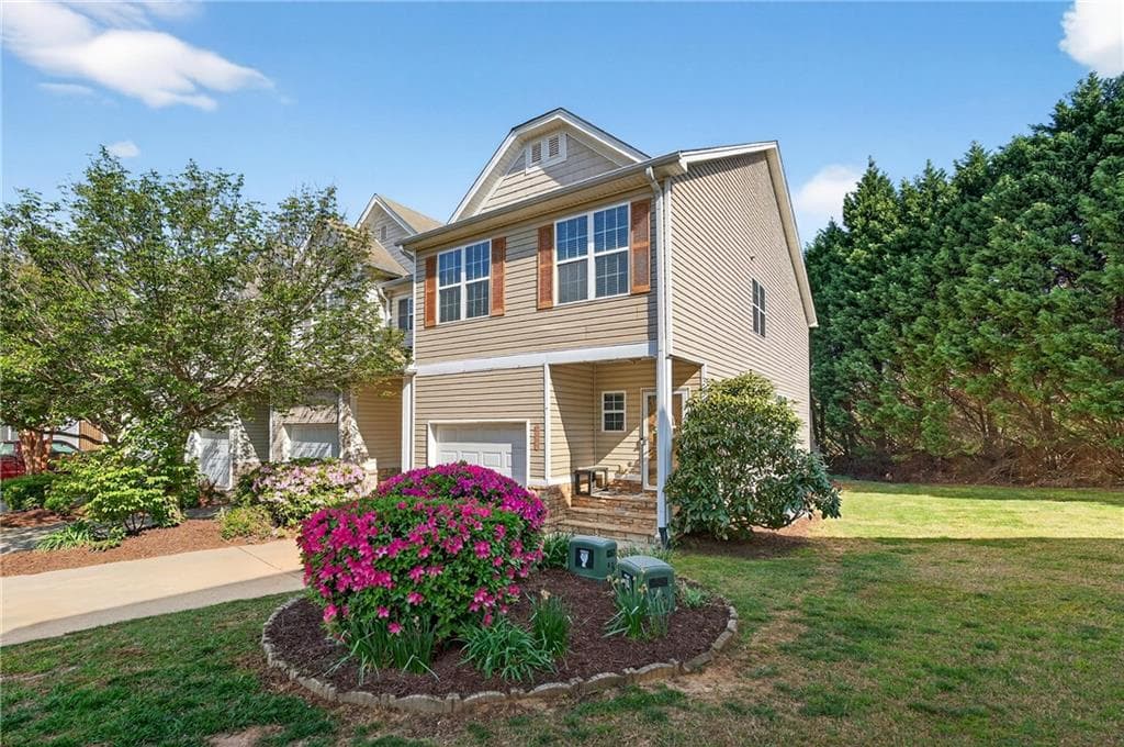 3 bedroom, 3 bathroom, 2,210 sq ft townhouse for sale at 4638 Beacon Ridge Lane, Flowery Branch, GA 30542 — photo 2
