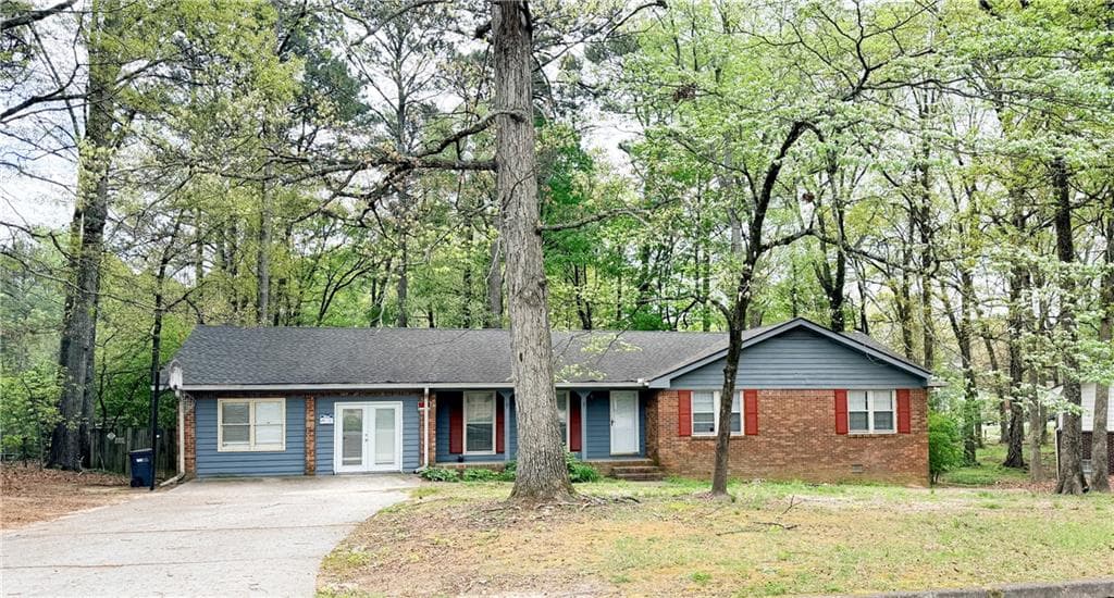 6 bedroom, 2 bathroom, 2,076 sq ft single family residence for rent at 1802 Driftwood Place, Snellville, GA 30078 for $2,350 a month — photo 1 of 34