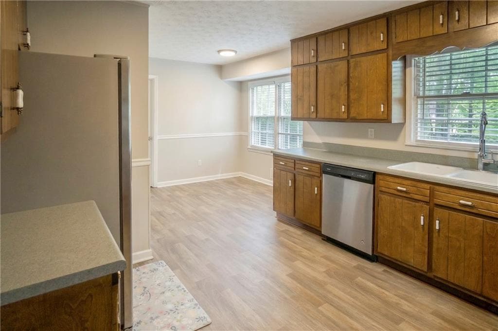 6 bedroom, 2 bathroom, 2,076 sq ft single family residence for rent at 1802 Driftwood Place, Snellville, GA 30078 for $2,350 a month — photo 7