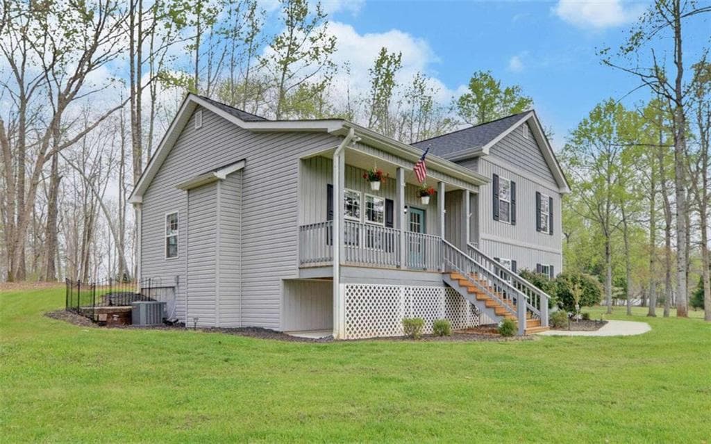 4 bedroom, 3 bathroom, 1,974 sq ft single family residence under contract at 5270 Union Circle, Flowery Branch, GA 30542 — photo 3