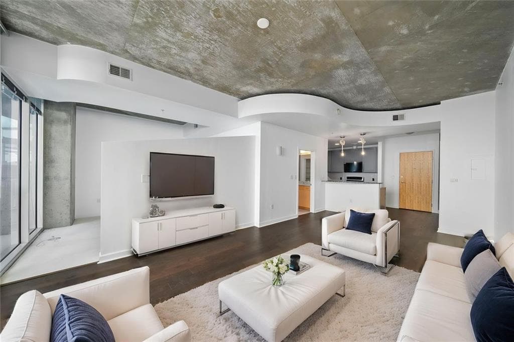 1 bedroom, 1 bathroom, 729 sq ft condominium for sale at 400 W Peachtree Street 1702, Atlanta, GA 30308 — photo 2
