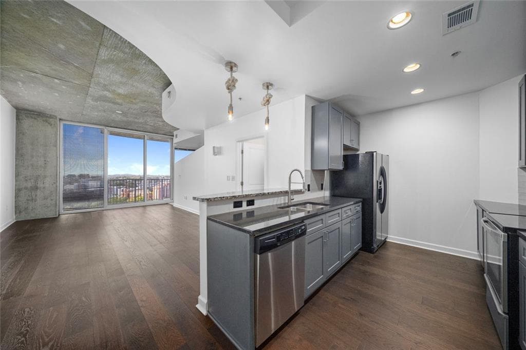 1 bedroom, 1 bathroom, 729 sq ft condominium for sale at 400 W Peachtree Street 1702, Atlanta, GA 30308 — photo 6