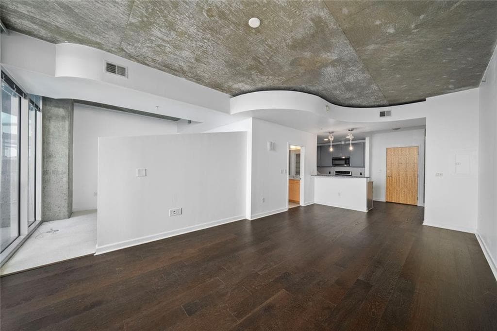 1 bedroom, 1 bathroom, 729 sq ft condominium for sale at 400 W Peachtree Street 1702, Atlanta, GA 30308 — photo 8