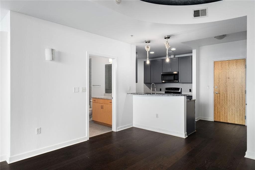 1 bedroom, 1 bathroom, 729 sq ft condominium for sale at 400 W Peachtree Street 1702, Atlanta, GA 30308 — photo 9