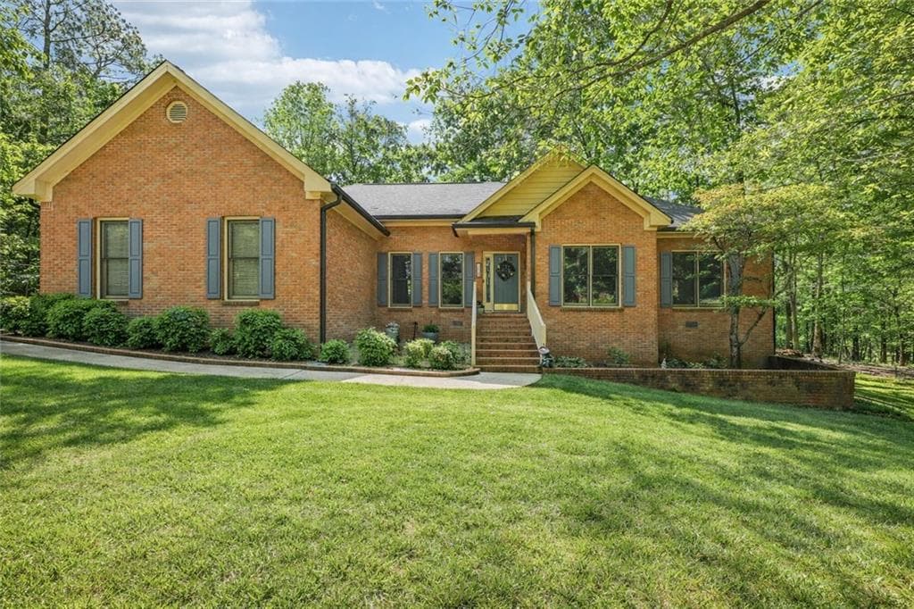 3 bedroom, 3 bathroom, 2,199 sq ft single family residence sold at 318 Dogwood Trace, Mcdonough, GA 30252