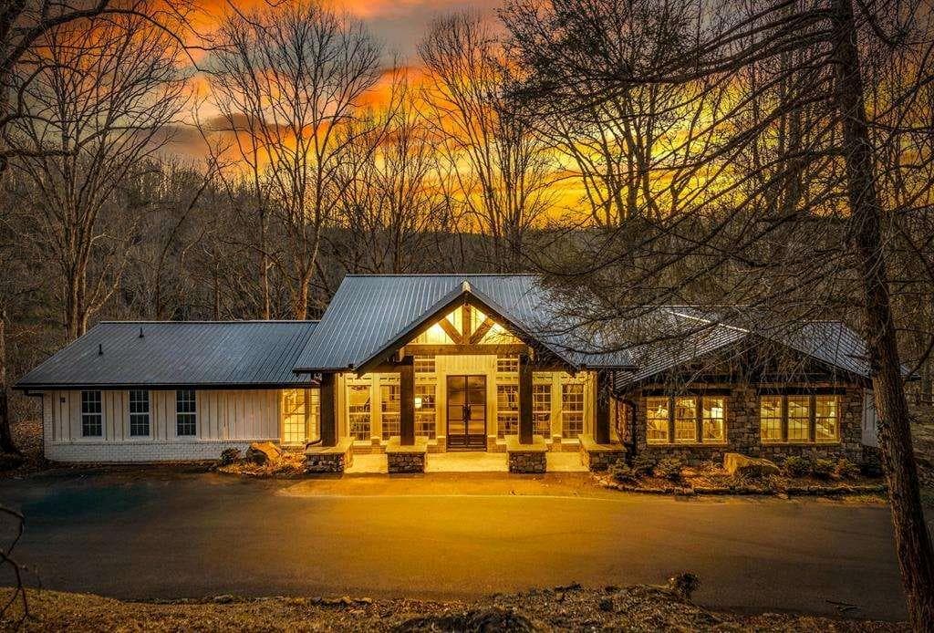3 bedroom, 3 bathroom, 2,600 sq ft single family residence under contract at 166 Red Oak Lane, Mccaysville, GA 30555
