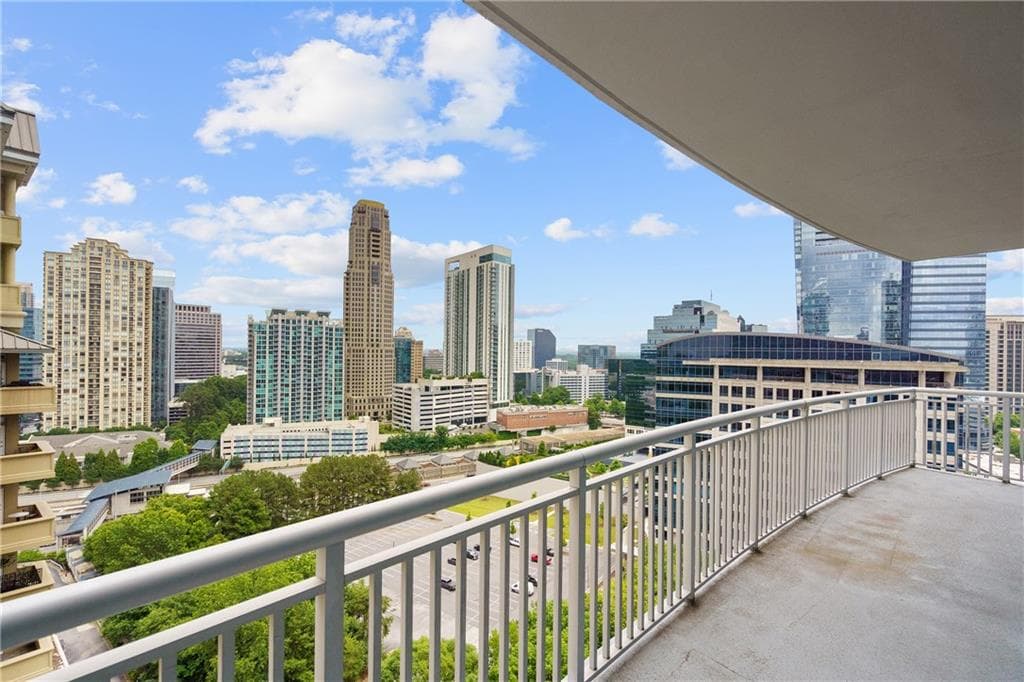3 bedroom, 3 bathroom, 1,876 sq ft condominium sold at 3338 Peachtree Road 2005, Atlanta, GA 30326