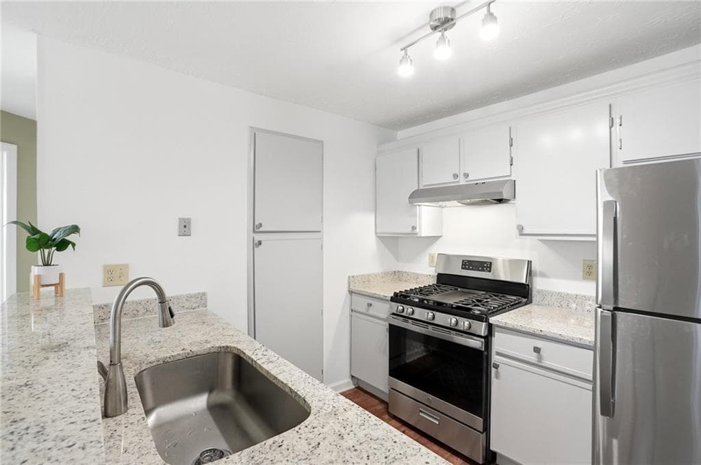 2 bedroom, 2 bathroom, 933 sq ft condominium for sale at 5626 River Heights Crossing, Marietta, GA 30067 — photo 2