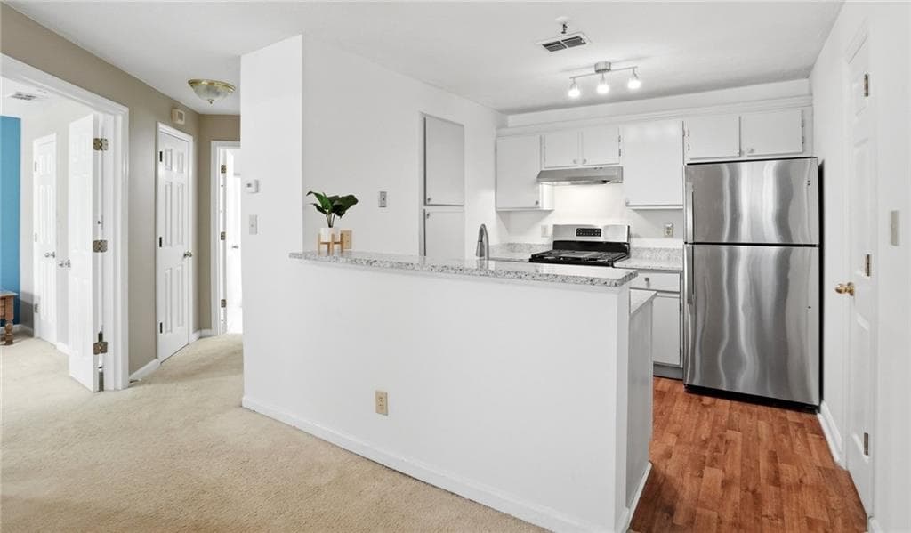 2 bedroom, 2 bathroom, 933 sq ft condominium for sale at 5626 River Heights Crossing, Marietta, GA 30067 — photo 4