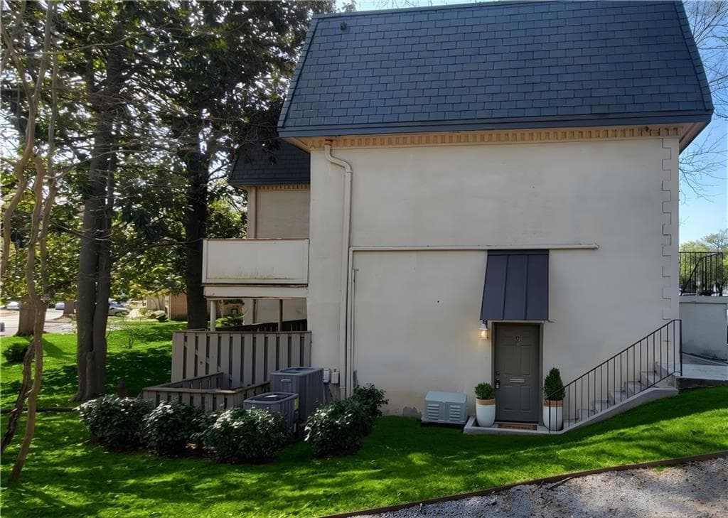 1 bedroom, 1 bathroom, 414 sq ft condominium sold at 64 NW Chaumont Square, Atlanta, GA 30327