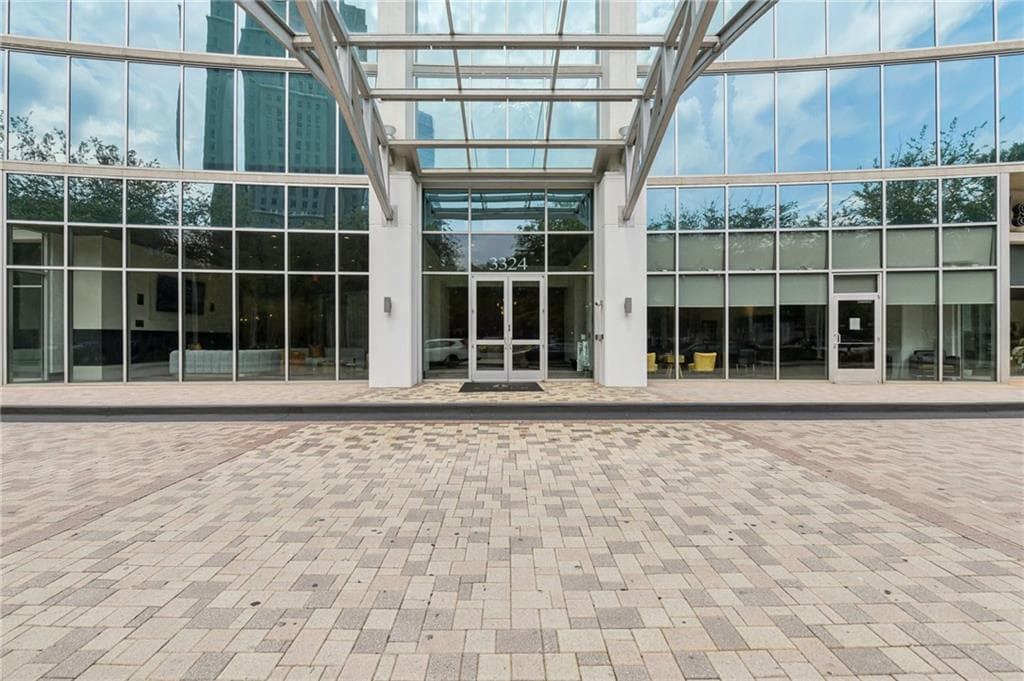 2 bedroom, 2 bathroom, 1,223 sq ft condominium for sale at 3324 Peachtree Road 1518, Atlanta, GA 30326 — photo 2