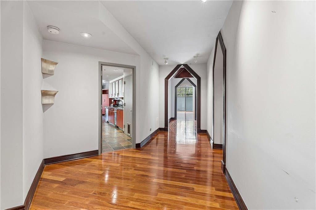 2 bedroom, 2 bathroom, 2,403 sq ft condominium under contract at 2660 Peachtree Road 4A, Atlanta, GA 30305 — photo 4