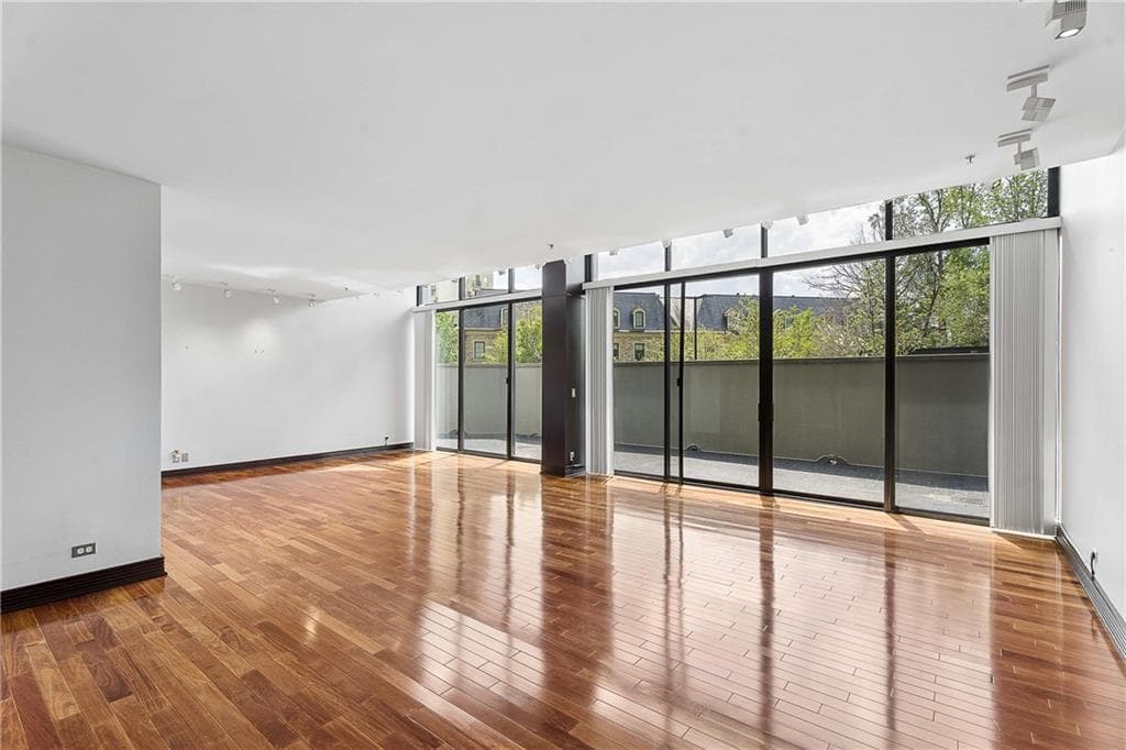 2 bedroom, 2 bathroom, 2,403 sq ft condominium under contract at 2660 Peachtree Road 4A, Atlanta, GA 30305 — photo 5