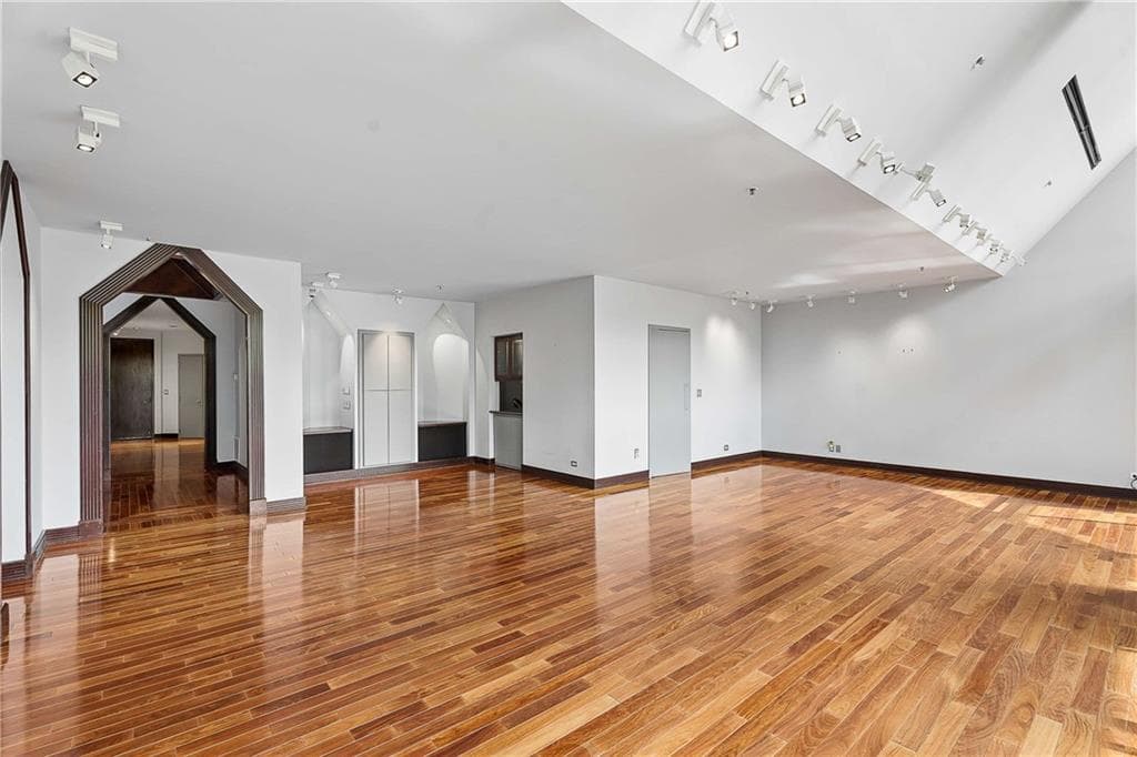2 bedroom, 2 bathroom, 2,403 sq ft condominium under contract at 2660 Peachtree Road 4A, Atlanta, GA 30305 — photo 7
