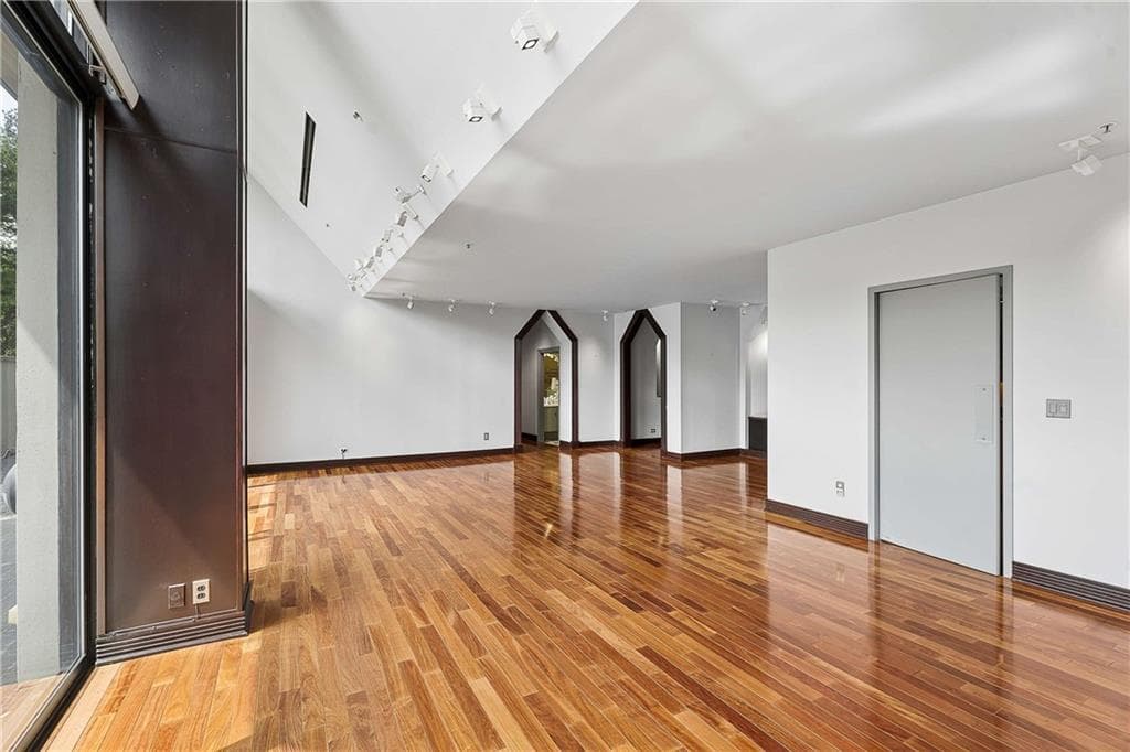 2 bedroom, 2 bathroom, 2,403 sq ft condominium under contract at 2660 Peachtree Road 4A, Atlanta, GA 30305 — photo 10