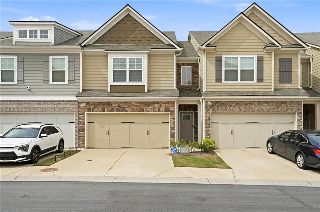 3 bedroom, 3 bathroom, 1,983 sq ft townhouse for sale at 7757 Medieval Street, Fairburn, GA 30213 — photo 2
