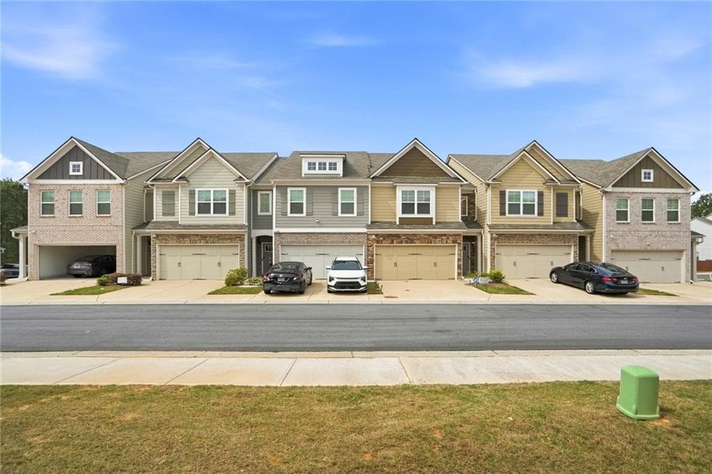3 bedroom, 3 bathroom, 1,983 sq ft townhouse for sale at 7757 Medieval Street, Fairburn, GA 30213 — photo 3