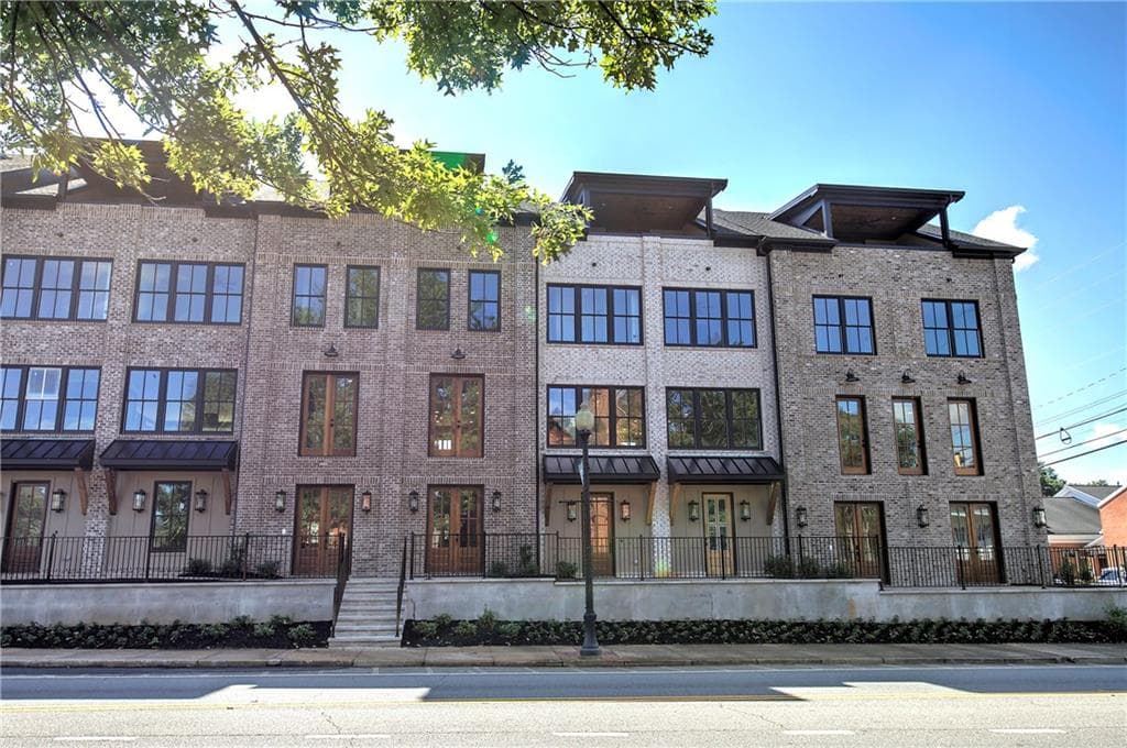 3 bedroom, 4 bathroom, 2,411 sq ft townhouse for sale at 178 W Main Street 205, Cartersville, GA 30120