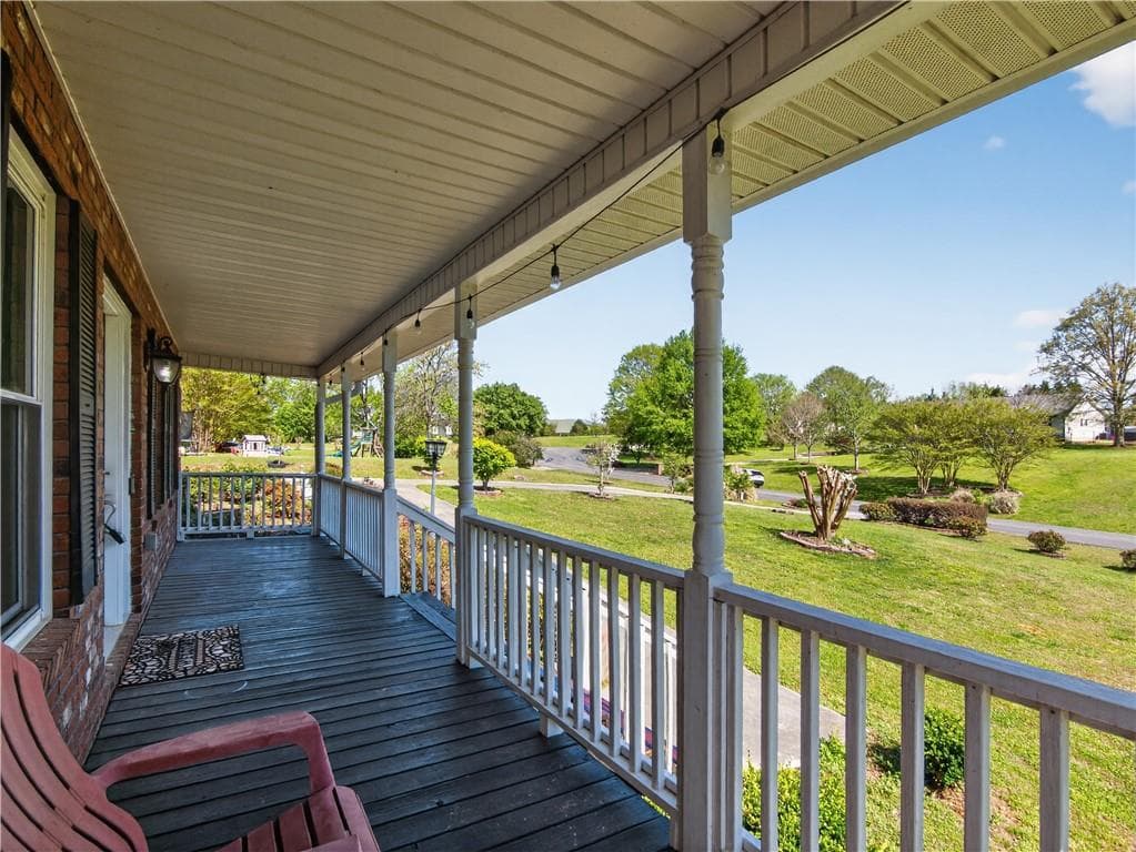 5 bedroom, 3 bathroom, 2,540 sq ft single family residence for sale at 41 Terrace Court, Chatsworth, GA 30705 — photo 2