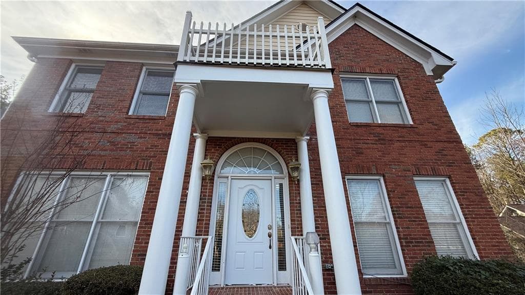 6 bedroom, 4 bathroom, 3,369 sq ft single family residence for sale at 4000 Peachtree Corners Circle, Peachtree Corners, GA 30092 — photo 3