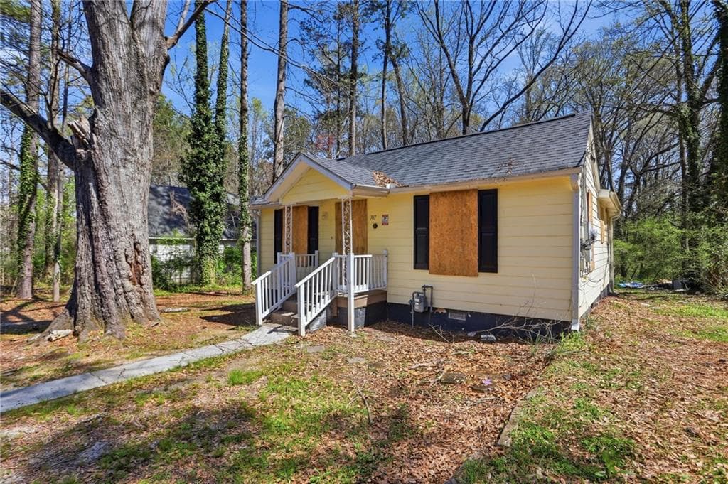 3 bedroom, 1 bathroom, 1,194 sq ft single family residence under contract at 747 Gary Road, Atlanta, GA 30318 — photo 2