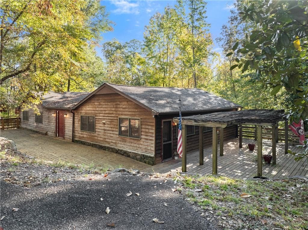 5 bedroom, 2 bathroom, 2,048 sq ft single family residence for sale at 773 Shorewood Circle, Toccoa, GA 30577